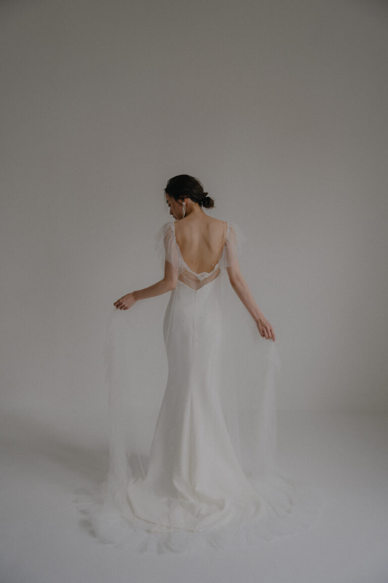 レンタルアクセサリー - FLUTTER RUFFLE CAPE by Untamed Petals (3)