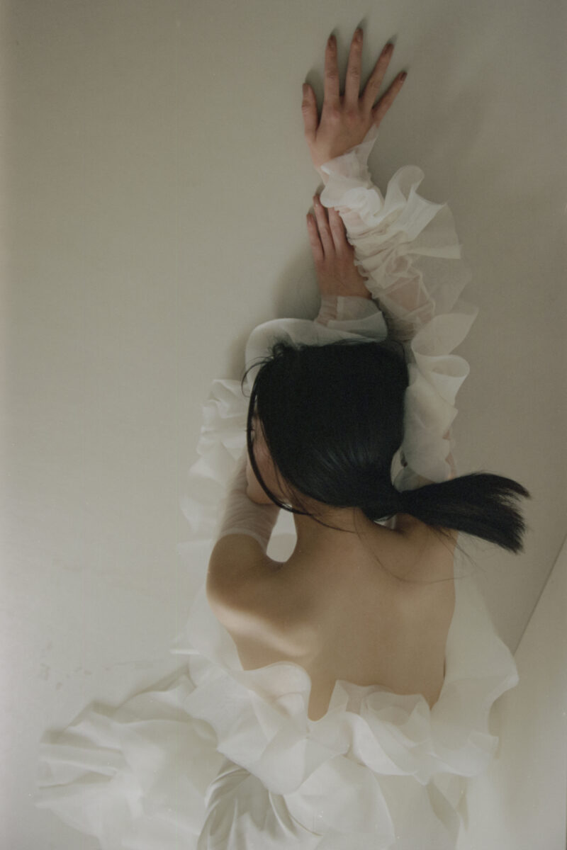 レンタルウェディングドレス -  STRAPLESS RUFFLE COLUMN GOWN WITH SLEEVES by SÉBASTIEN LUKE