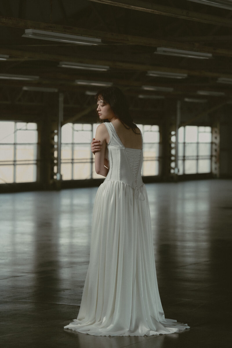 レンタルウェディングドレス - FRAYED EDGE, CORSET SEAM DETAIL GOWN BODICE by BON BRIDE